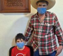 Don Gonzalo y su hijo, a pocas horas de volver a casa, después de tres meses en el hospital.